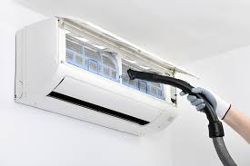 الفرق بين تنظيف المكيف وصيانته